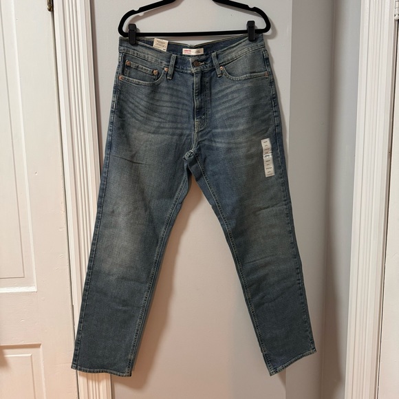 Men’s Levi’s Athletic Fit Jeans - Picture 2 of 7